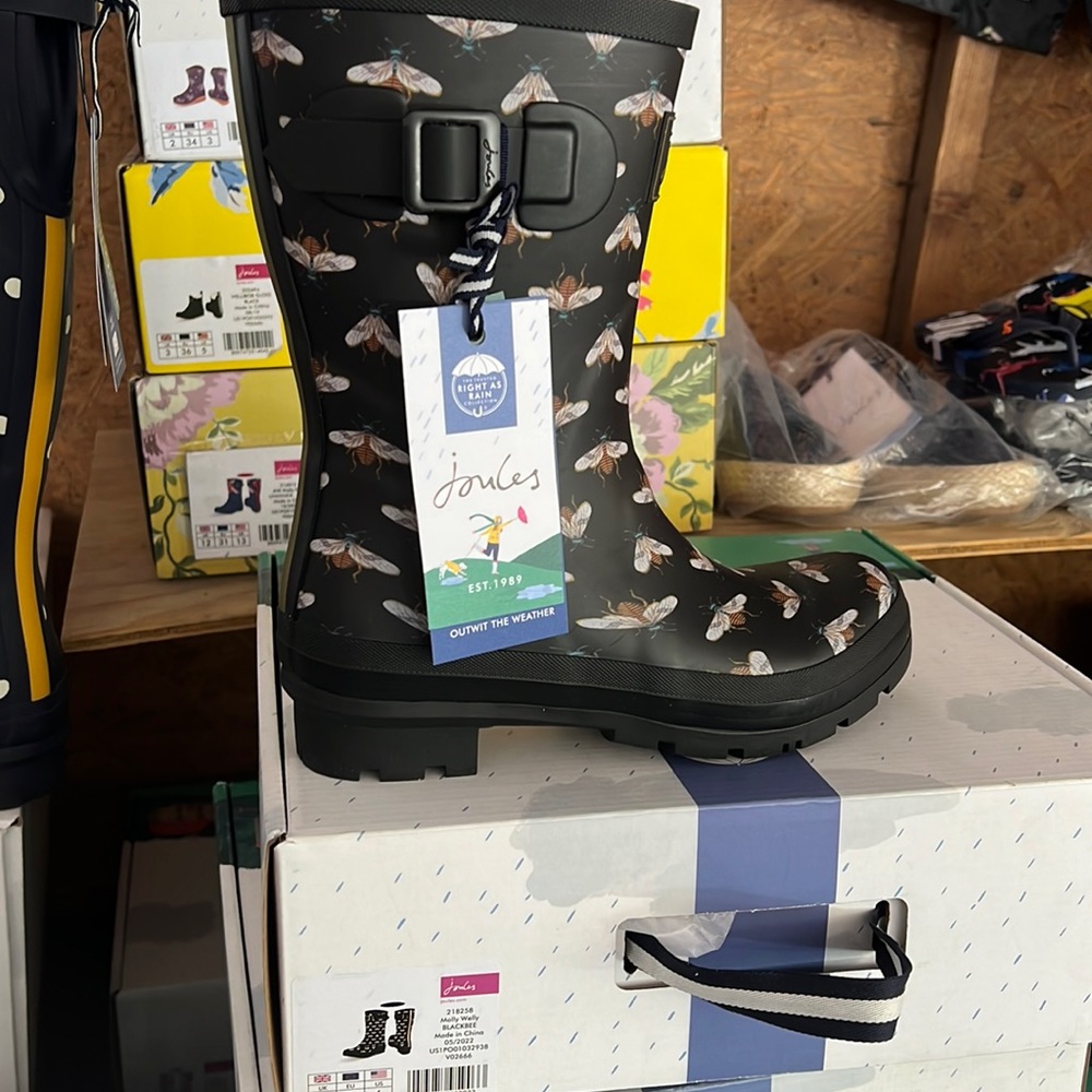 Black with bees short rain boot size 6 women